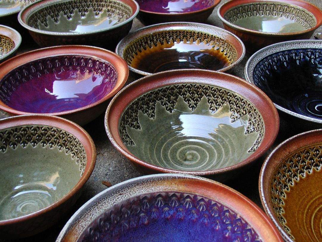 Почему глиняная посуда. James Pottery керамическая посуда. Глазурованная керамическая посуда. Керамическая тарелка. Необычная керамическая посуда.