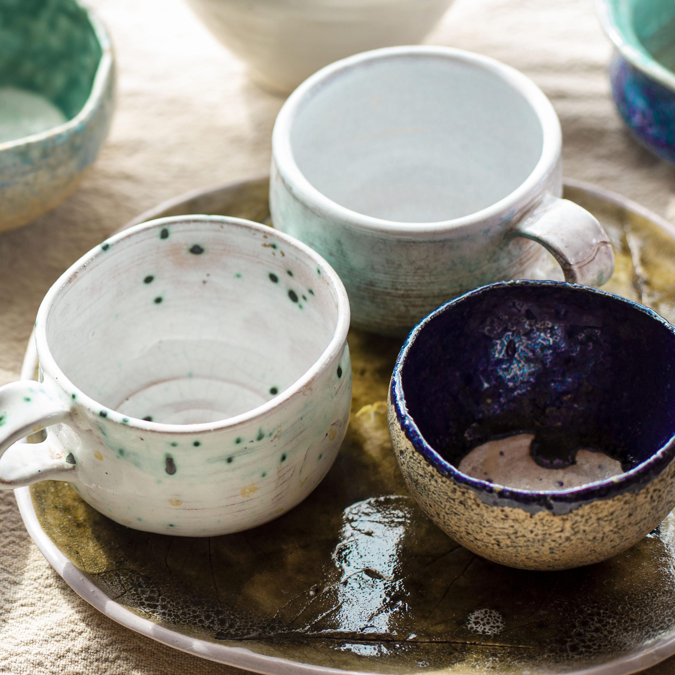 Керамическая посуда для праздничного стола: какие формы и цвета выбрать